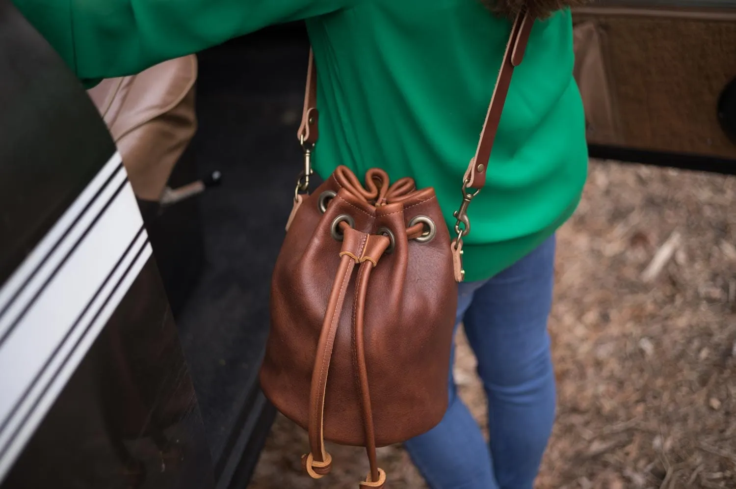 LEATHER BUCKET BAG - MEDIUM - SADDLE